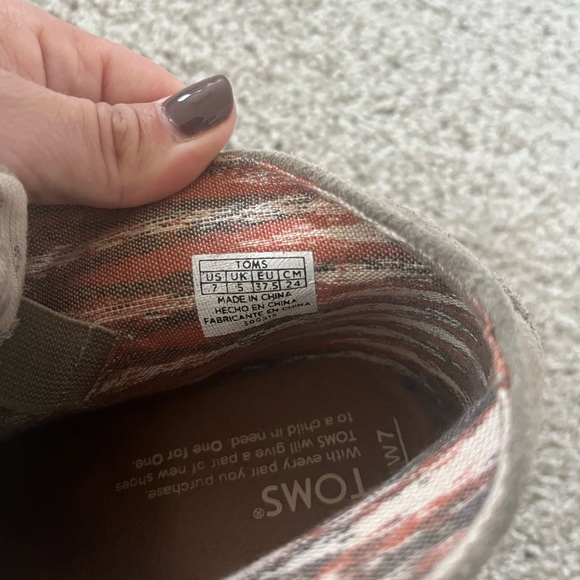 TOMS size 7 Like New - Picture 6 of 6